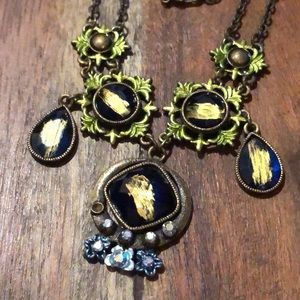 Vintage faceted acrylic & crystal stones surrounded by painted leaf detail